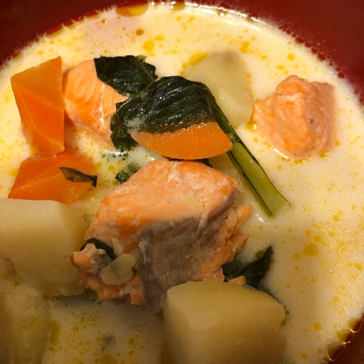 鮭とじゃがいもと小松菜のミルクスープ